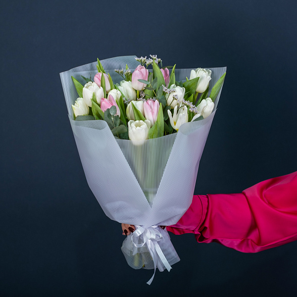 Купить Букет из 15 белых и розовых тюльпанов с зеленью в  с бесплатной доставкой: цена, фото, описание